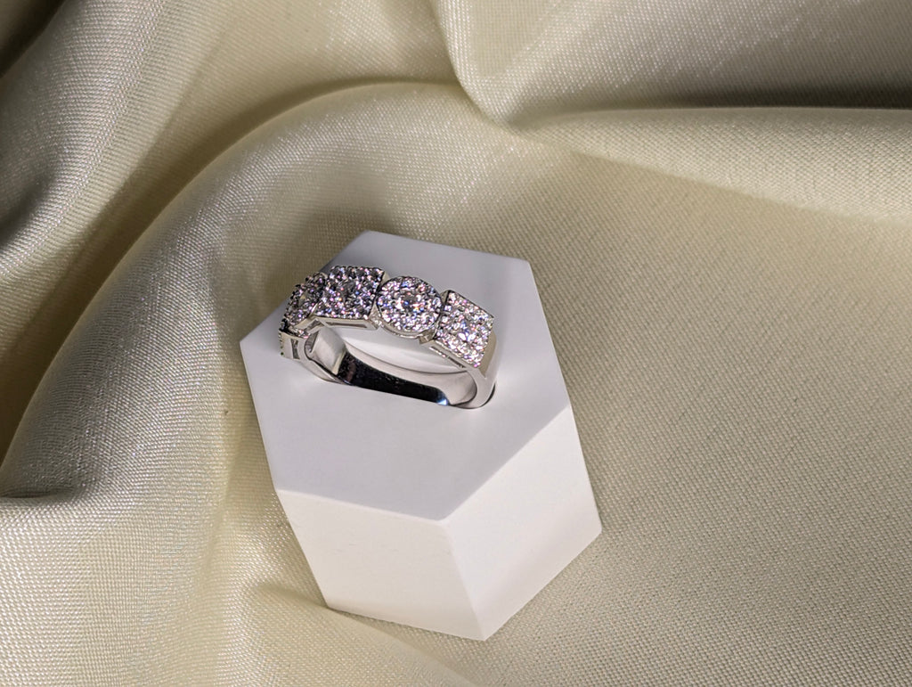 Léonie moissanite ring på finger, half eternity design
