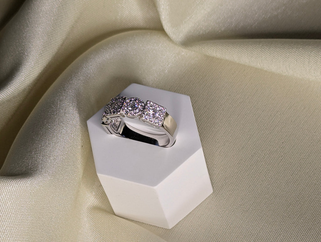 éonie moissanite ring på finger, half eternity design