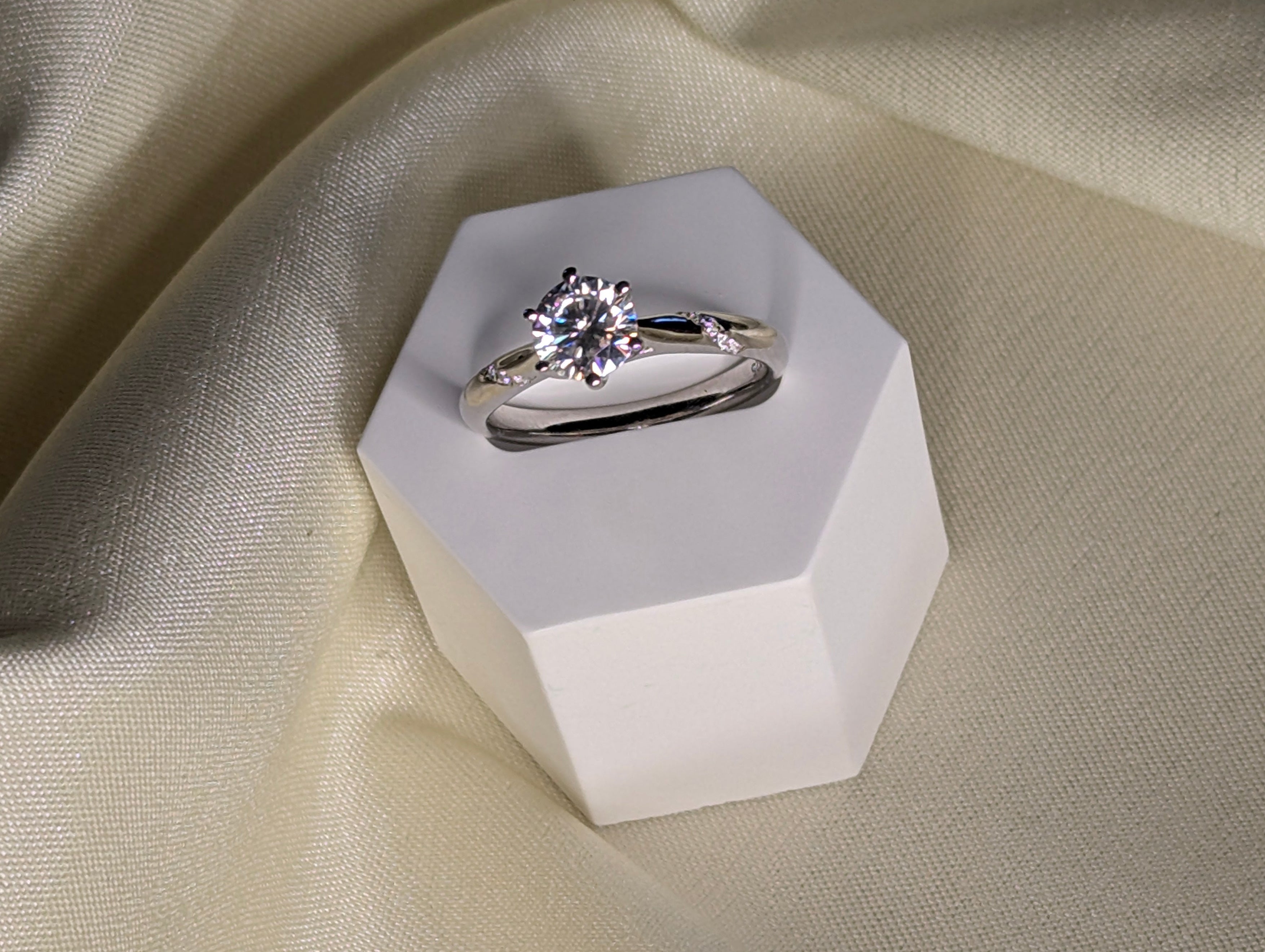 Aurora moissanite solitärring med dekorativ axel, 925 sterlingsilver