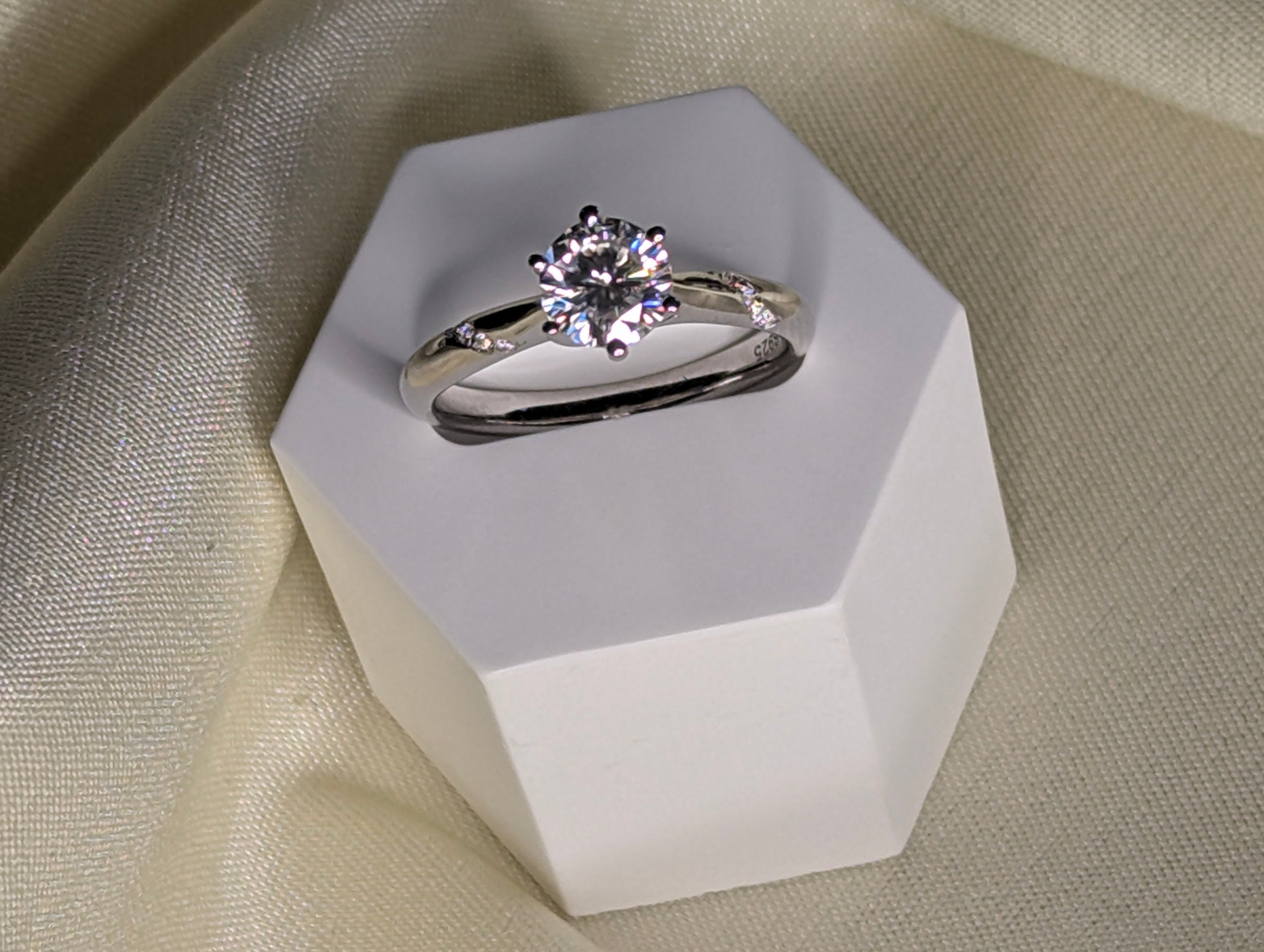 Aurora moissanite solitärring med dekorativ axel, 925 sterlingsilver