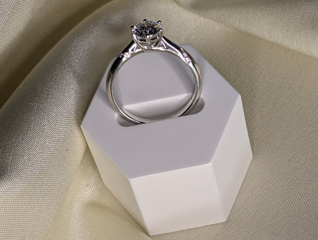 Aurora moissanite solitärring med dekorativ axel, 925 sterlingsilver