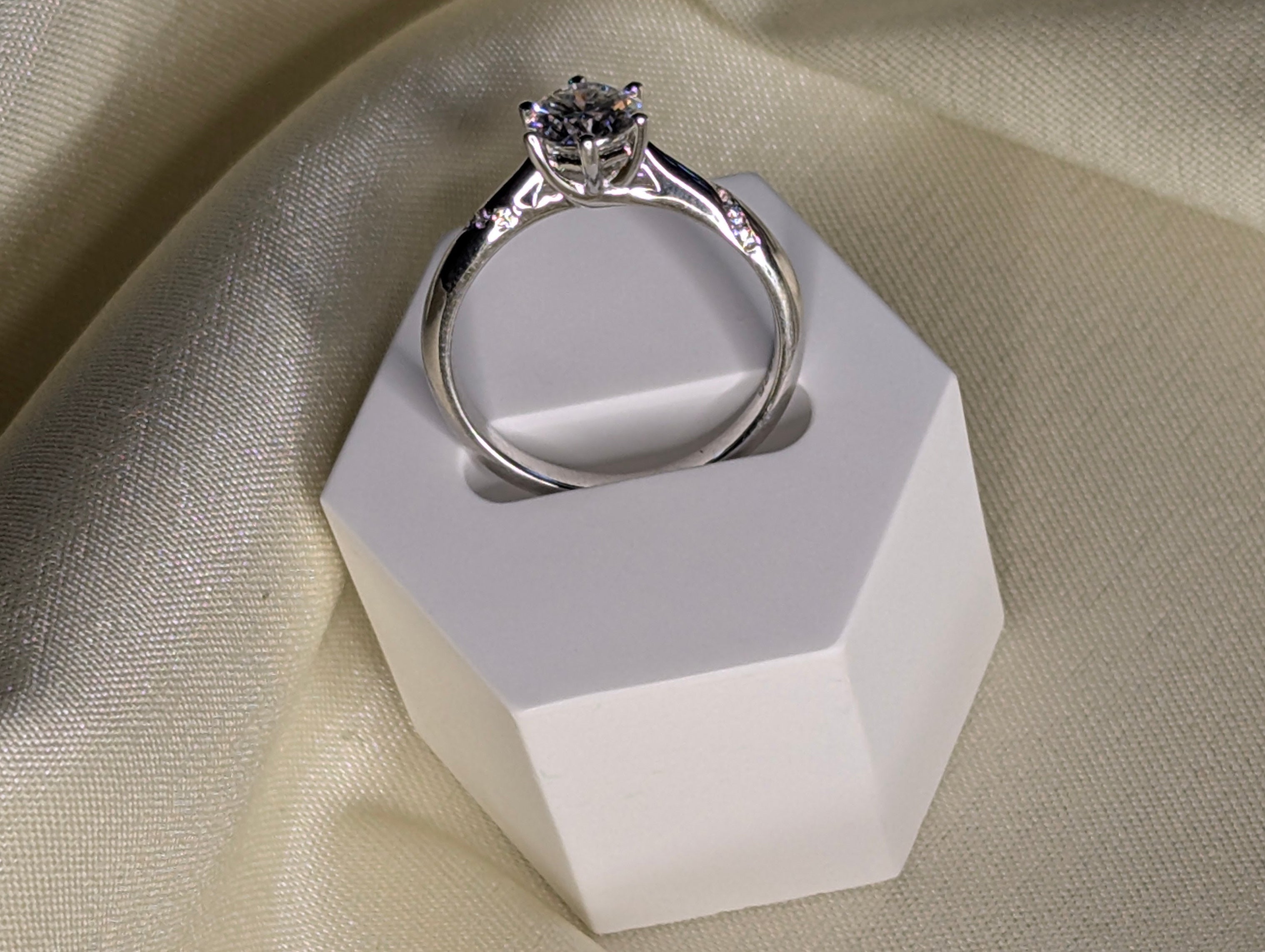 Aurora moissanite solitärring med dekorativ axel, 925 sterlingsilver