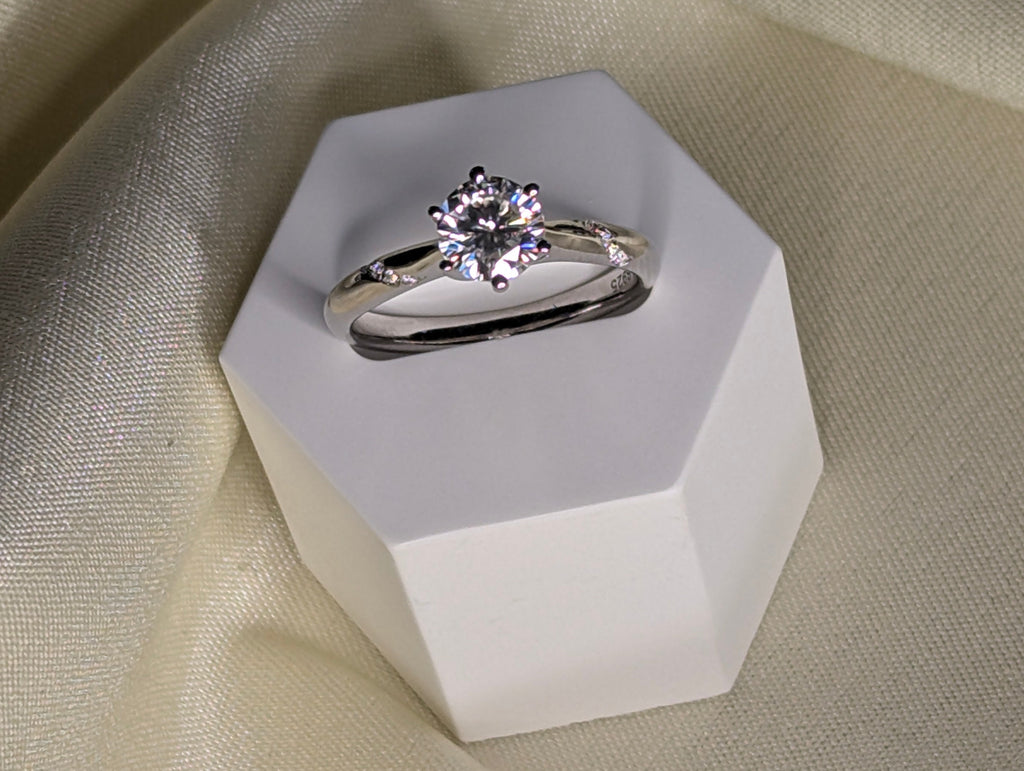 Aurora moissanite solitärring med dekorativ axel, 925 sterlingsilver