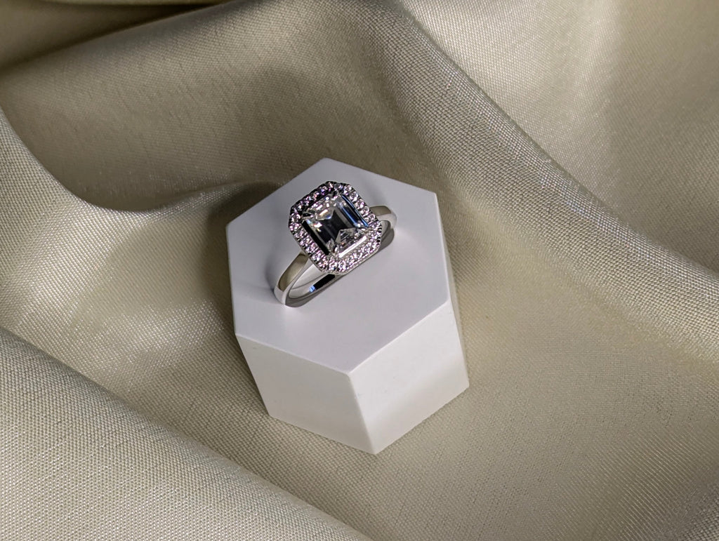 Céleste emerald cut moissanite ring med halo, 2 ct, 925 sterlingsilver from LunNoire