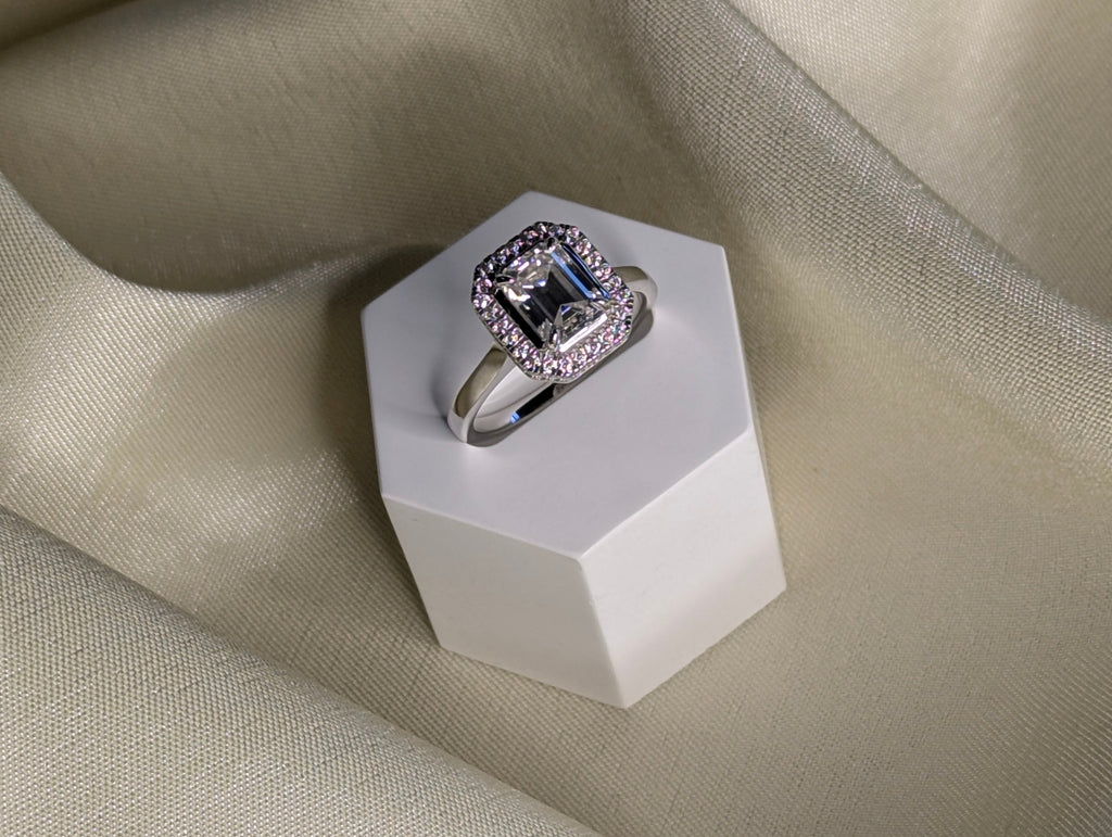 Céleste emerald cut moissanite ring med halo, 2 ct, 925 sterlingsilver from LunNoire