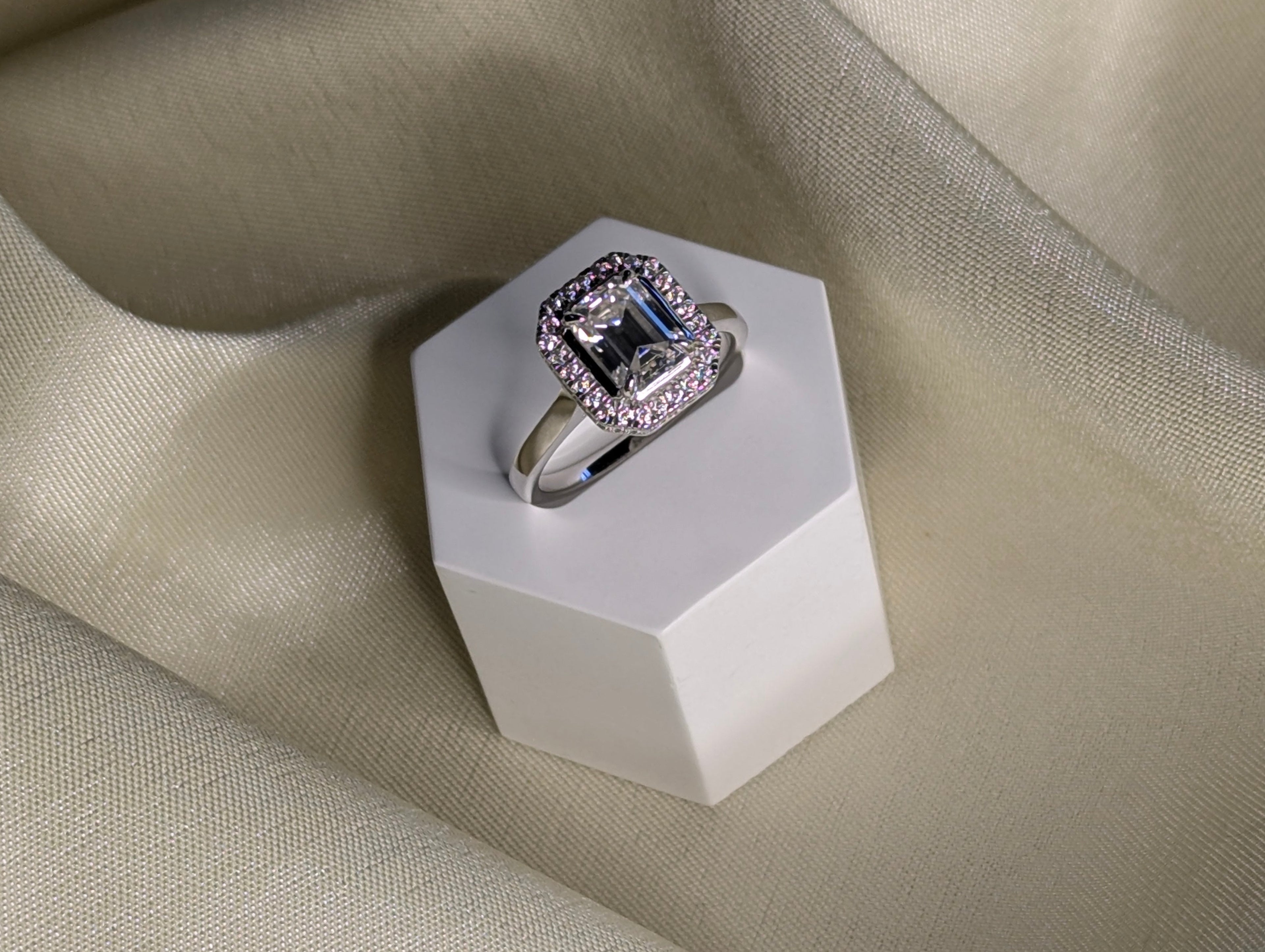 Céleste emerald cut moissanite ring med halo, 2 ct, 925 sterlingsilver from LunNoire
