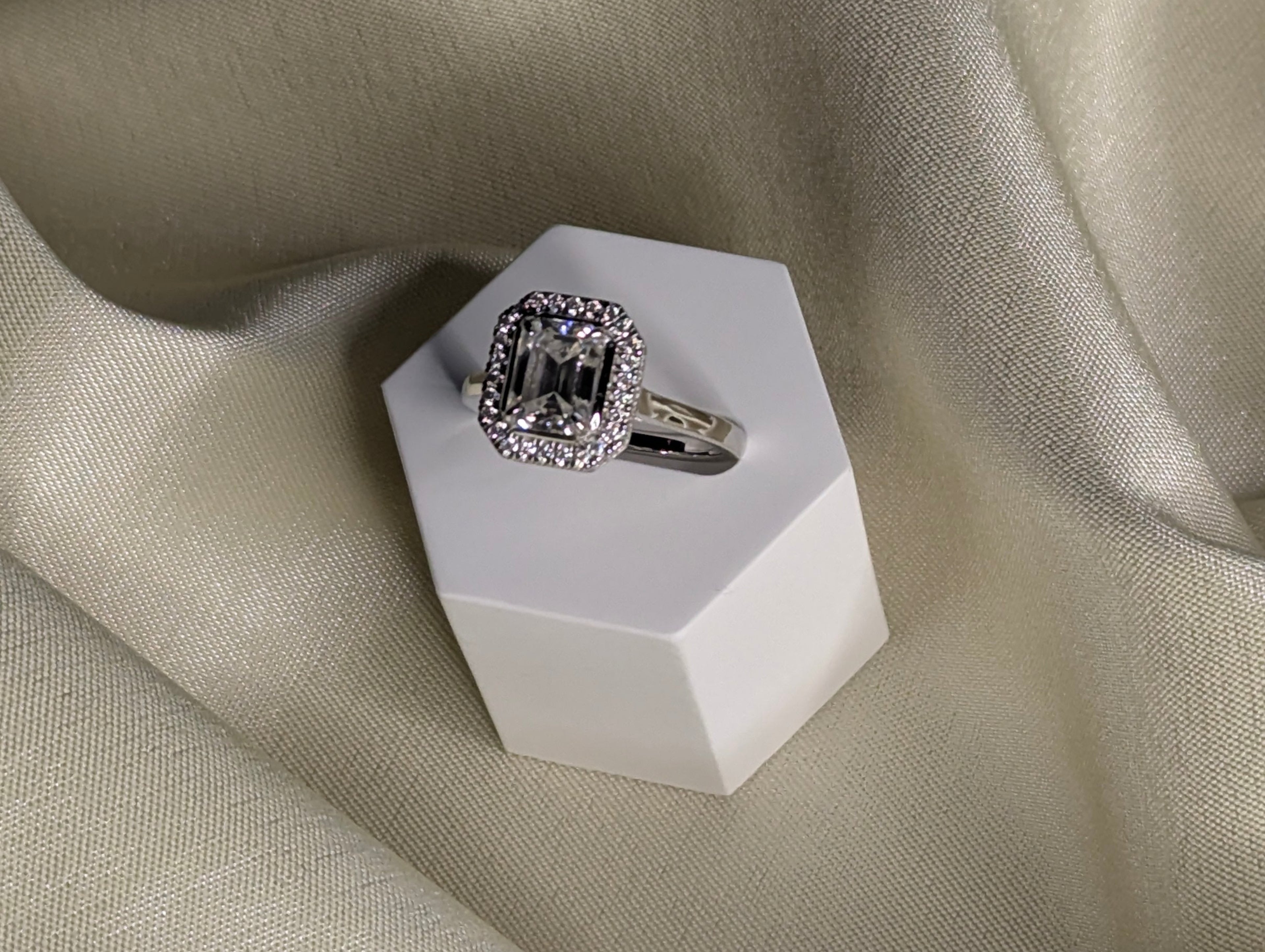 Céleste emerald cut moissanite ring med halo, 2 ct, 925 sterlingsilver