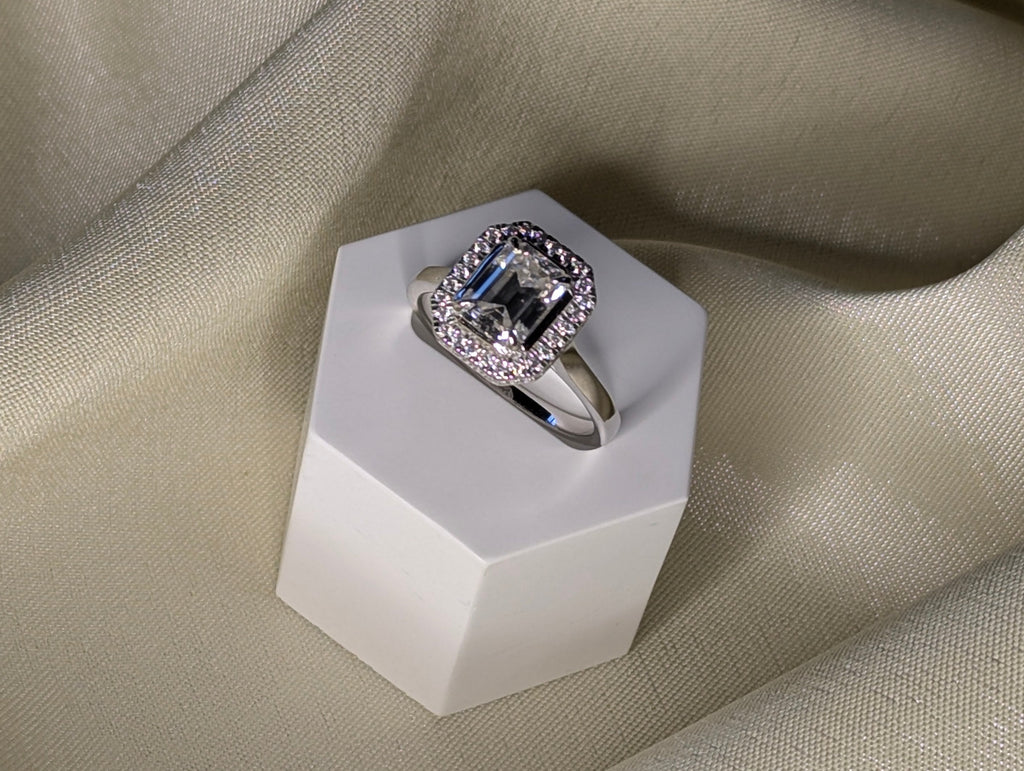 Céleste emerald cut moissanite ring med halo, 2 ct, 925 sterlingsilver