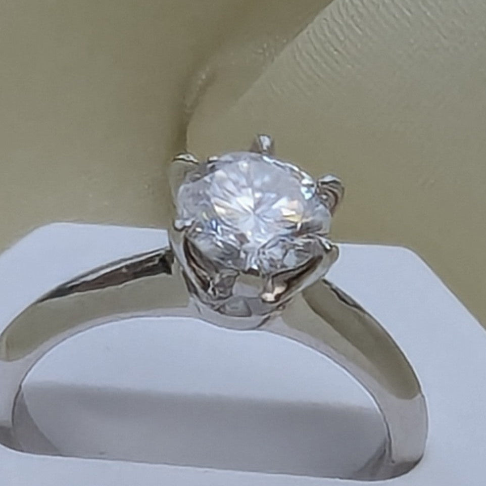 Chiara klassisk solitärring med rund moissanite från LunNoire