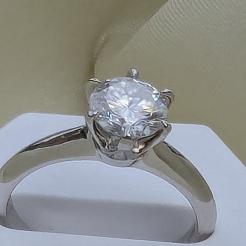 Chiara klassisk solitärring med rund moissanite från LunNoire