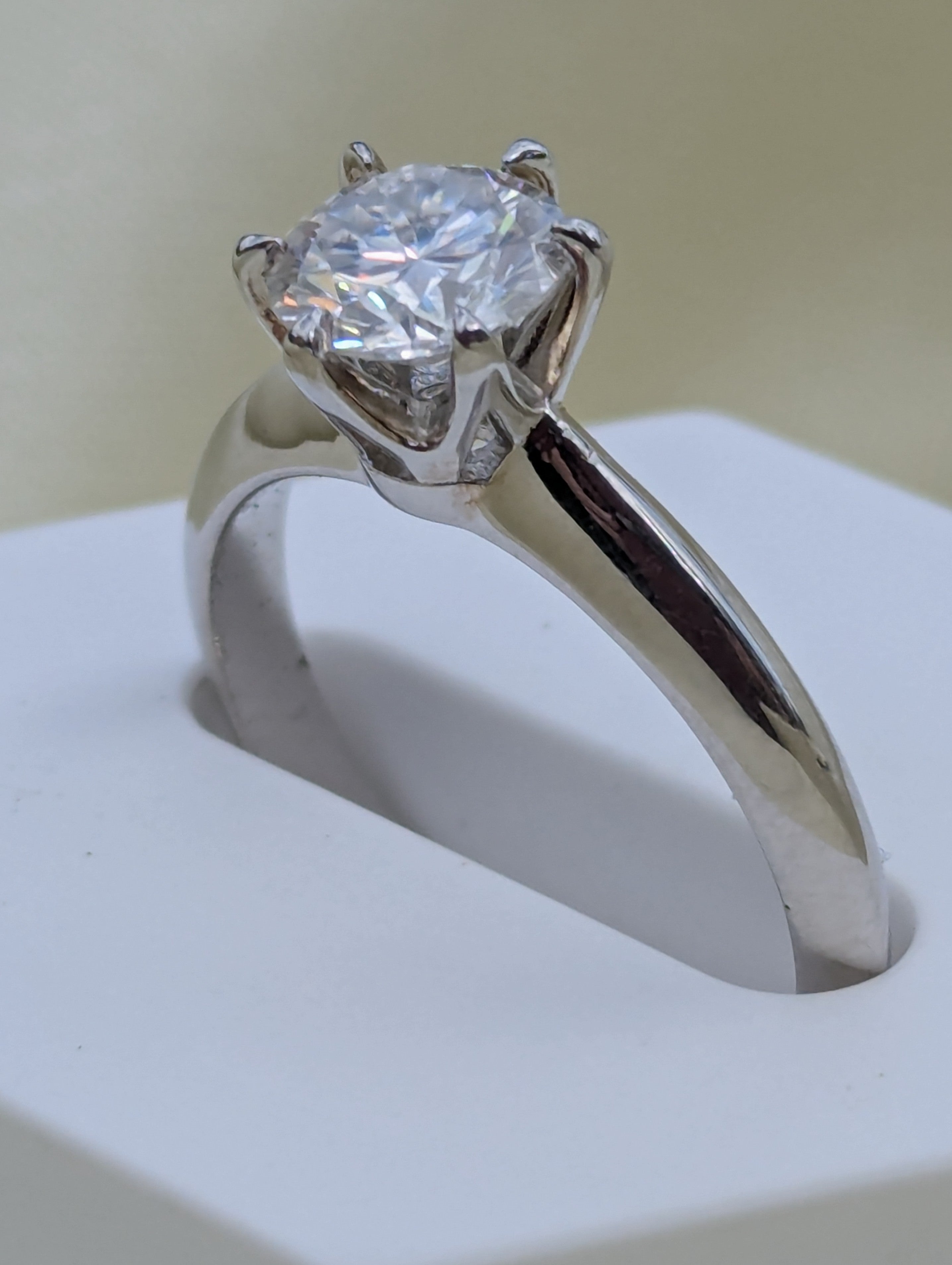 Chiara klassisk solitärring i moissanite — enkel förlovningsring i sterlingsilver med vitguldsplättering | Solea Jewelry