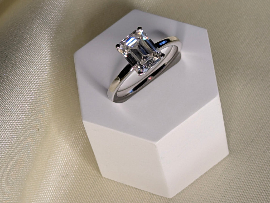 Cléa emerald cut moissanite solitärring på ställning, 3 ct, 925 sterlingsilver from LunNoire