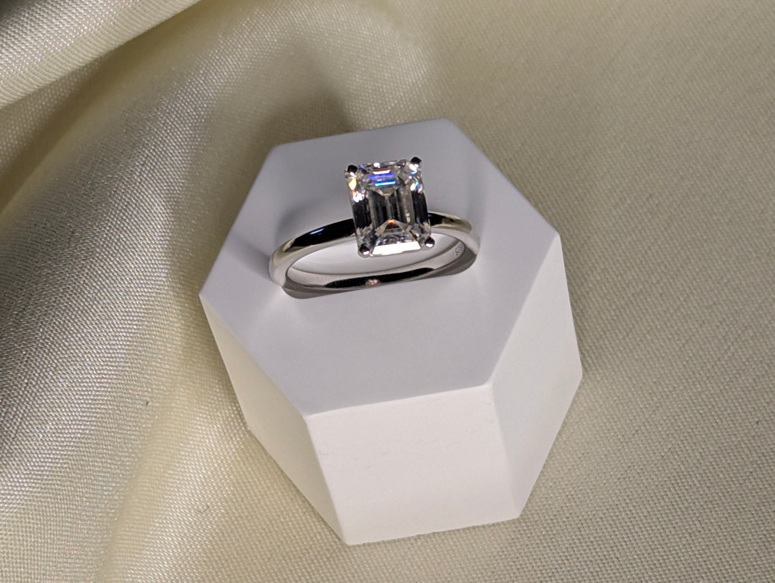 Cléa emerald cut moissanite solitärring på ställning, 3 ct, 925 sterlingsilver