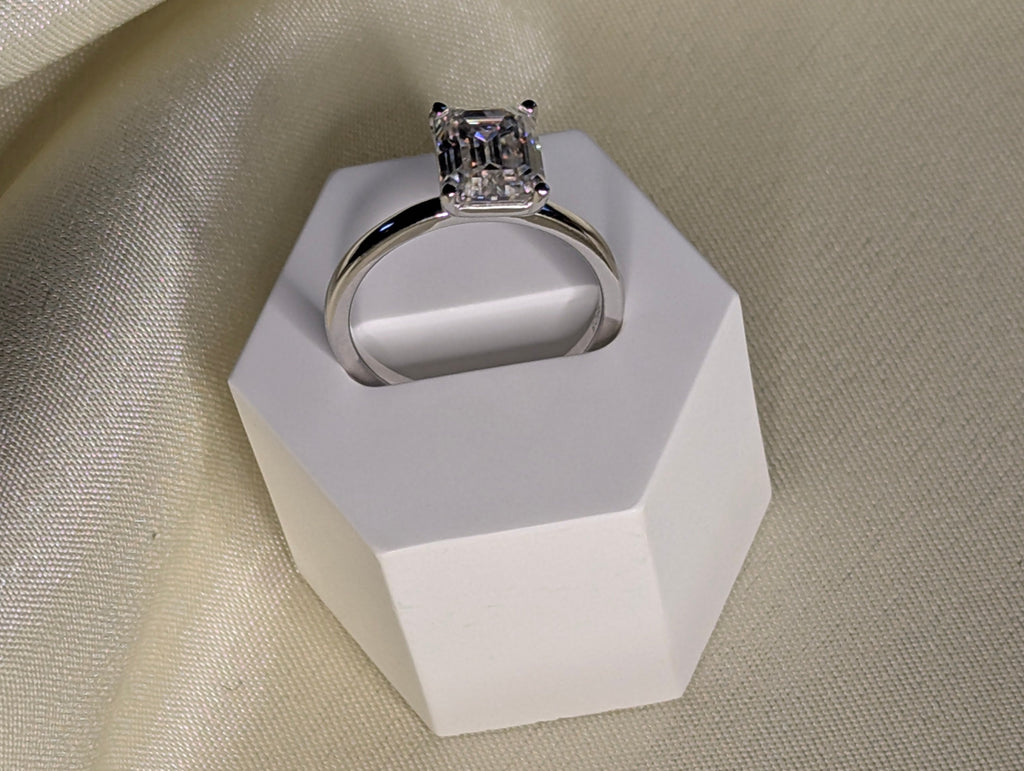 Cléa emerald cut moissanite solitärring på ställning, 3 ct, 925 sterlingsilver