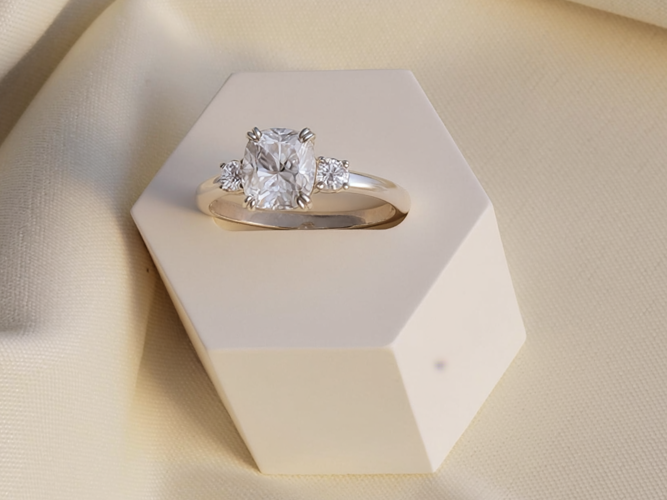 Elara trilogyring med cushion cut moissanite och runda sidostenar, 925 sterlingsilver