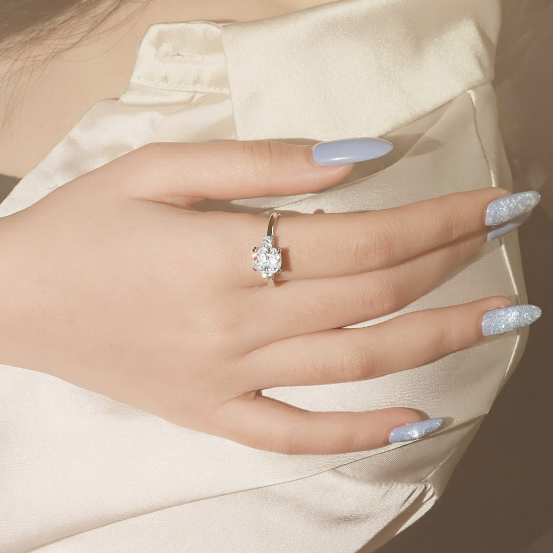 Elara trilogyring med cushion cut moissanite och runda sidostenar, 925 sterlingsilver