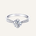 Fiore pavé solitärring med rund moissanite från LunNoire