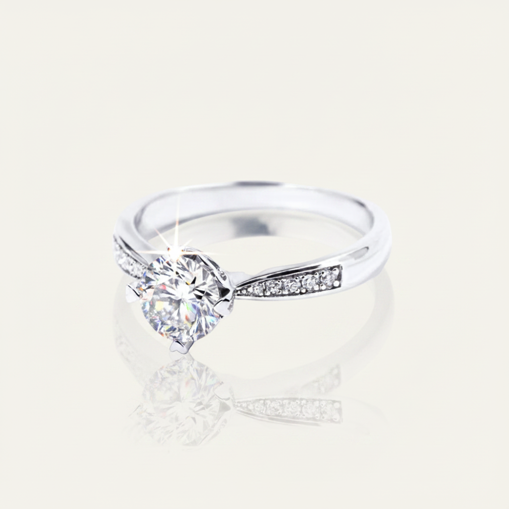 Närbild av Fiore pavé solitärring med rund moissanite