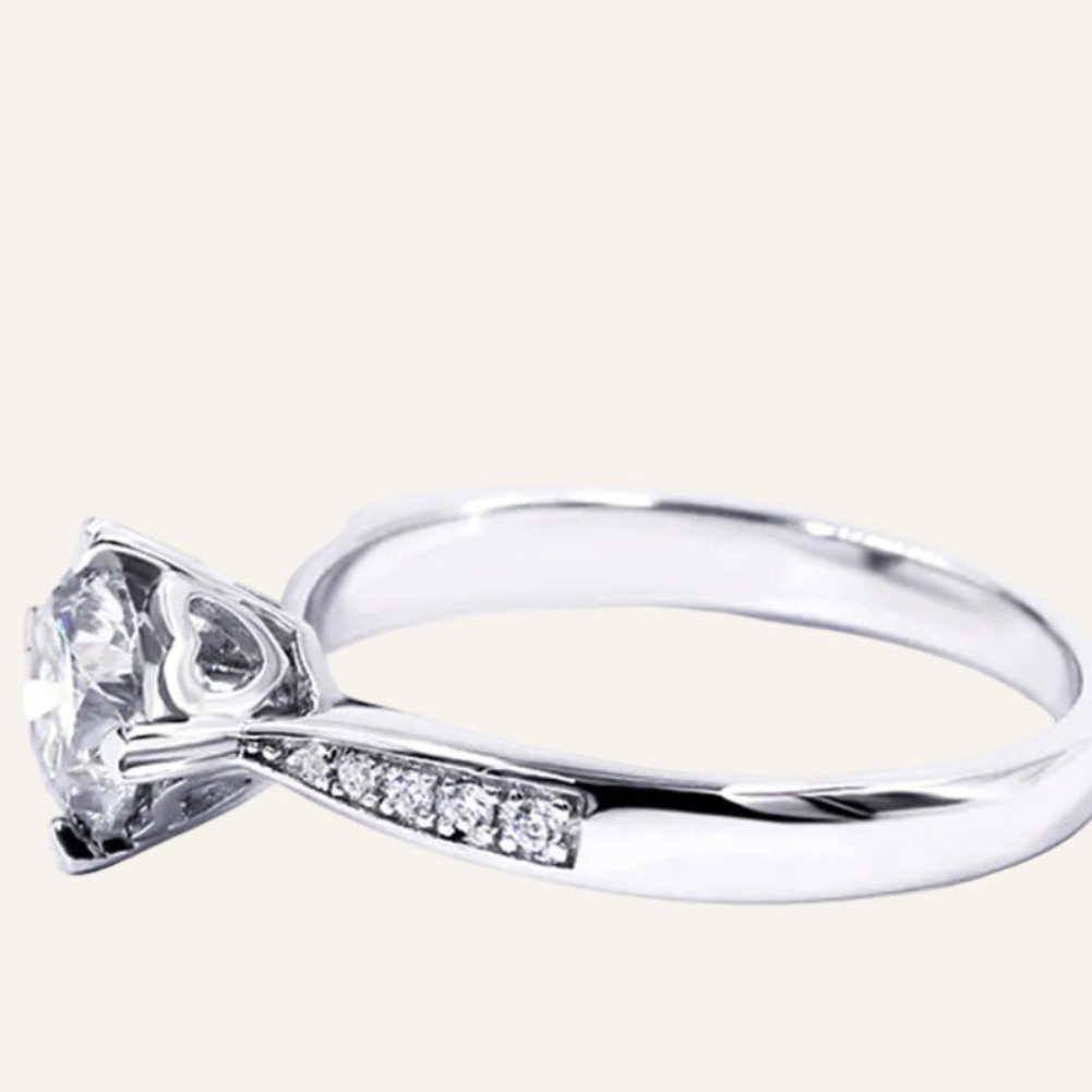 Närbild av Fiore pavé solitärring med rund moissanite