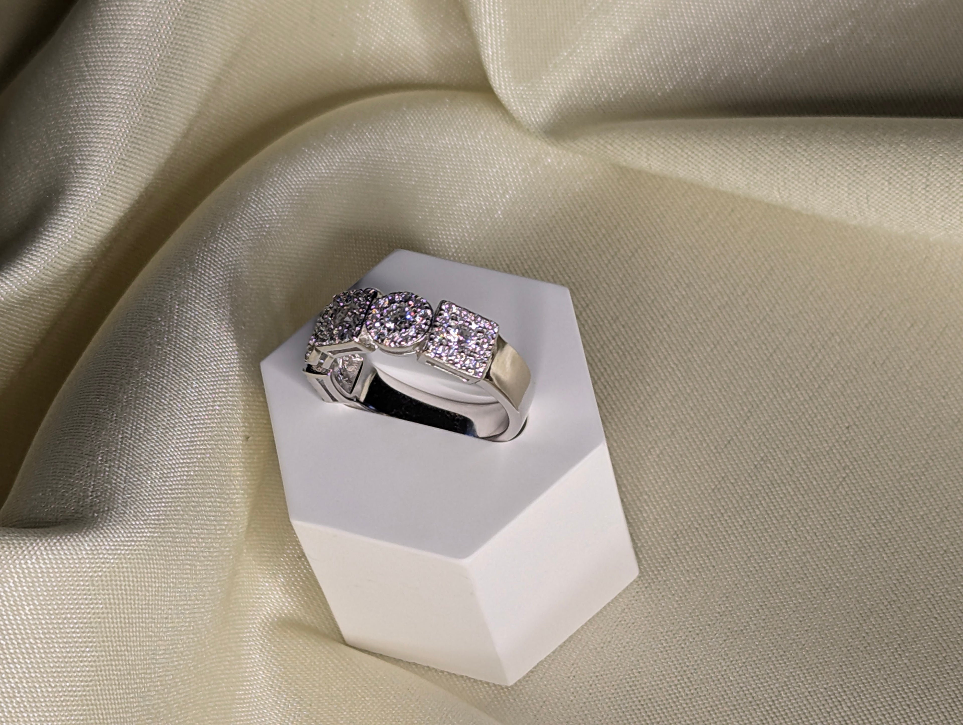 Léonie eternitetsring med moissanite från LunNoire