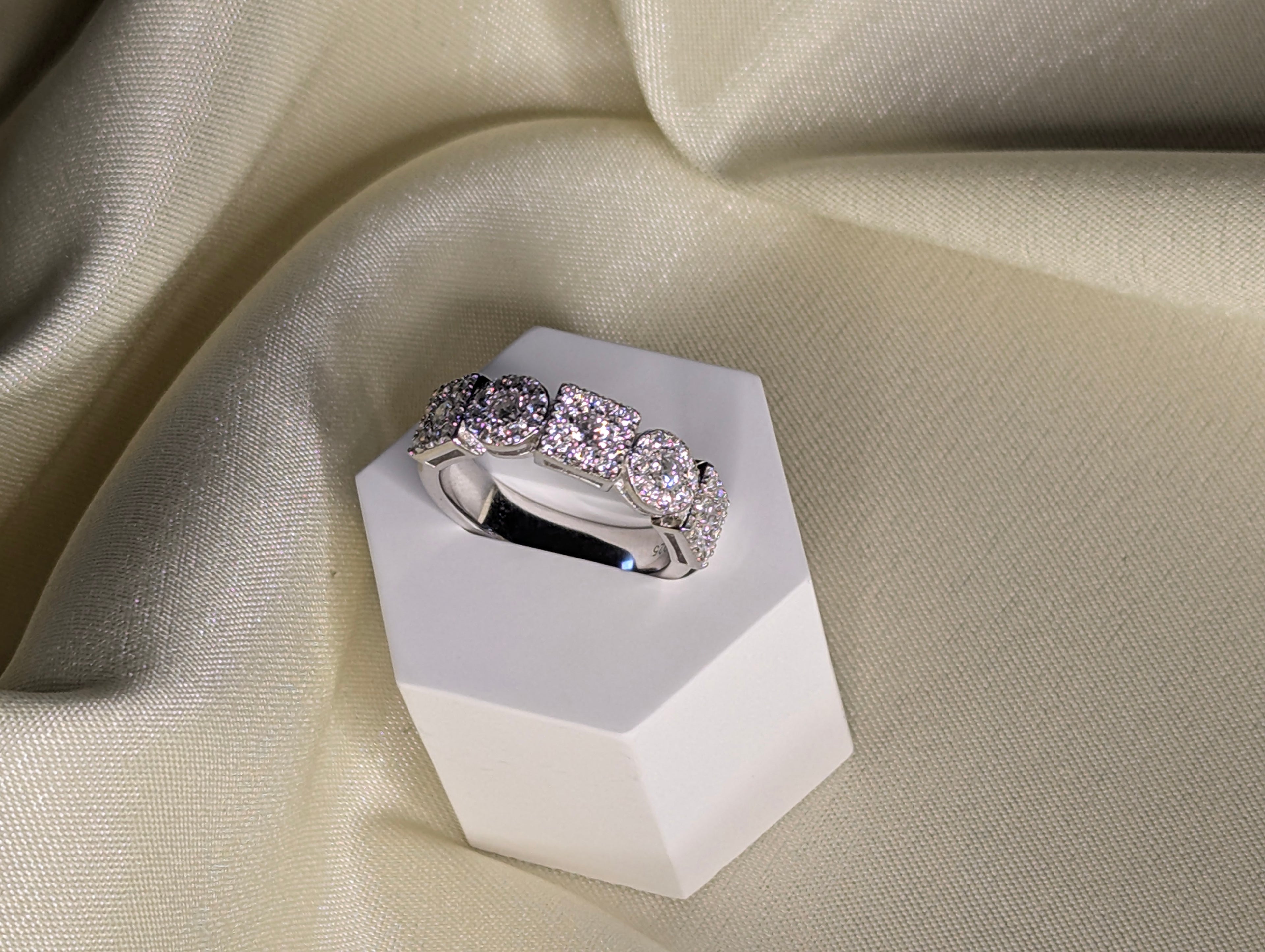 Léonie moissanite ring på finger, half eternity design