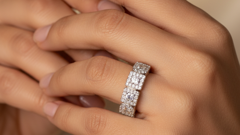 Léonie moissanite ring på finger, half eternity design