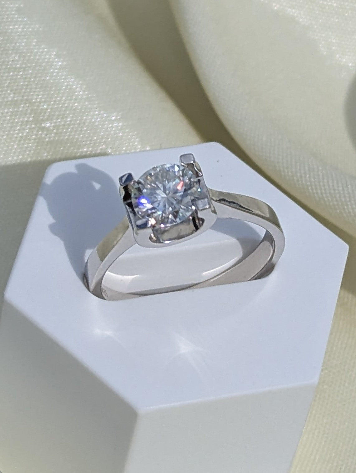 Luma solitärring med rund moissanite från LunNoire