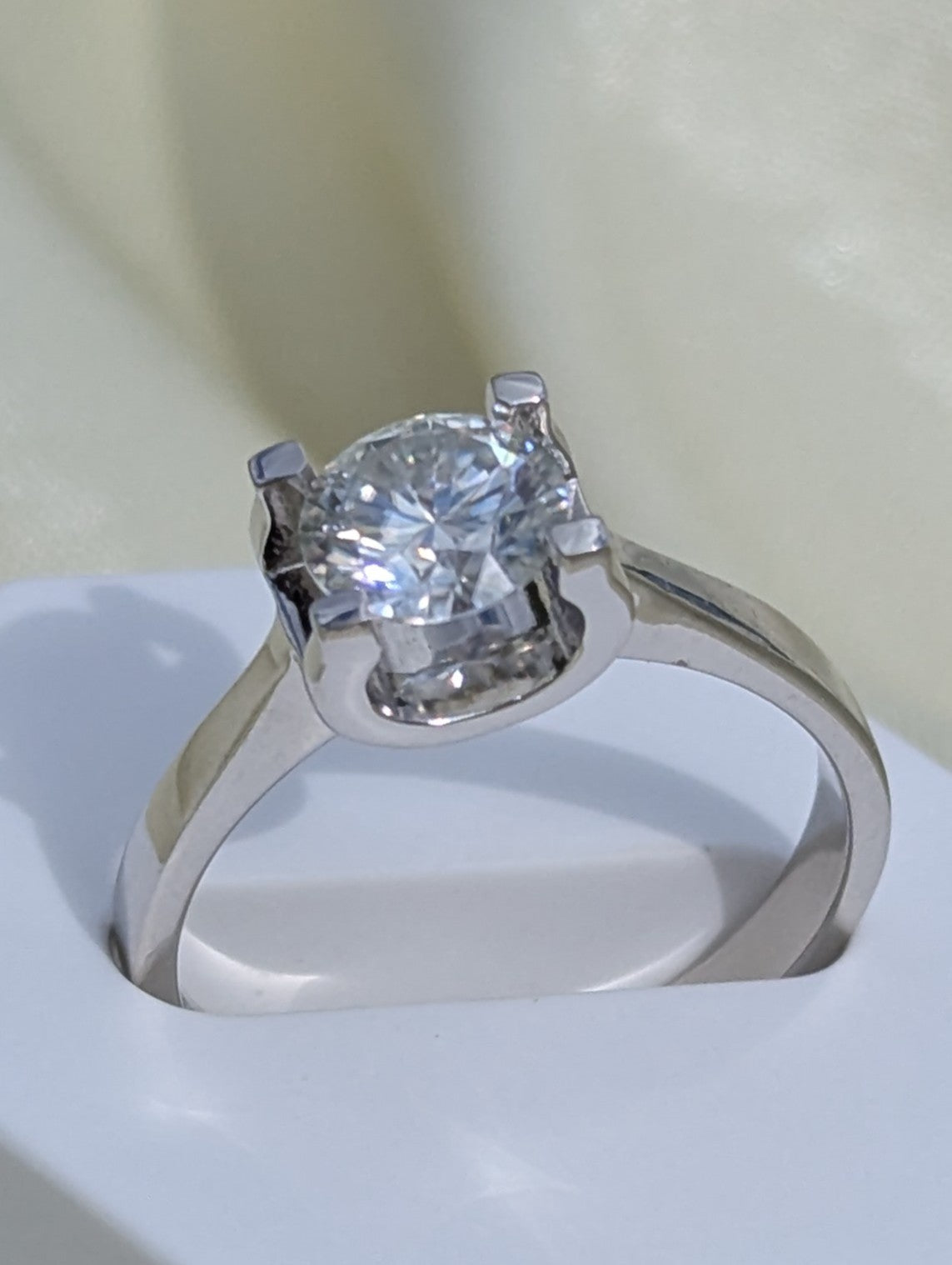 Luma solitärring med rund moissanite från LunNoire
