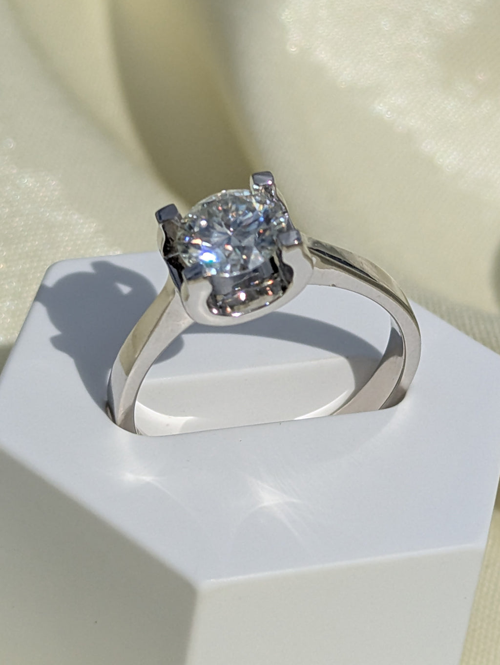 Luma solitärring med rund moissanite från LunNoire