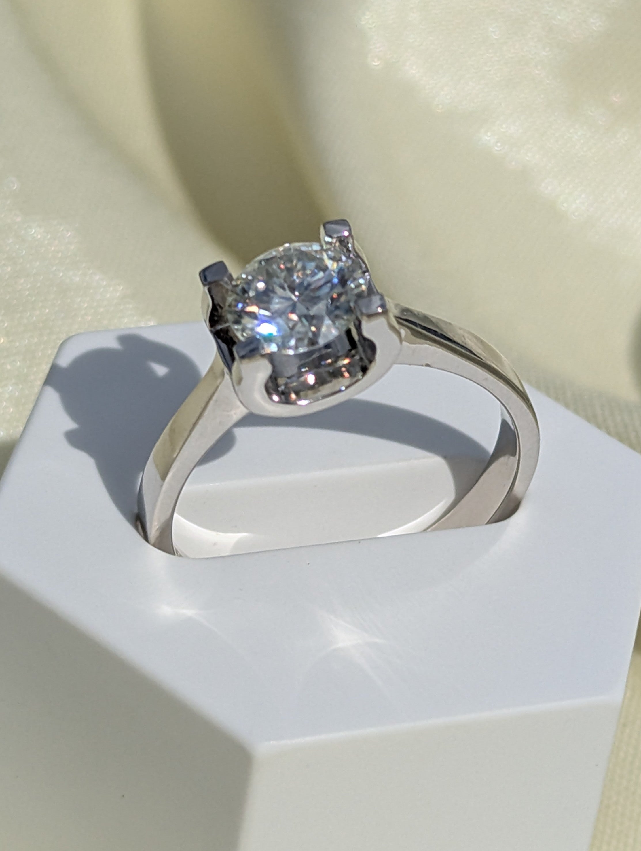 Luma solitärring i moissanite — klassisk förlovningsring i sterlingsilver med vitguldsplättering | Solea Jewelry