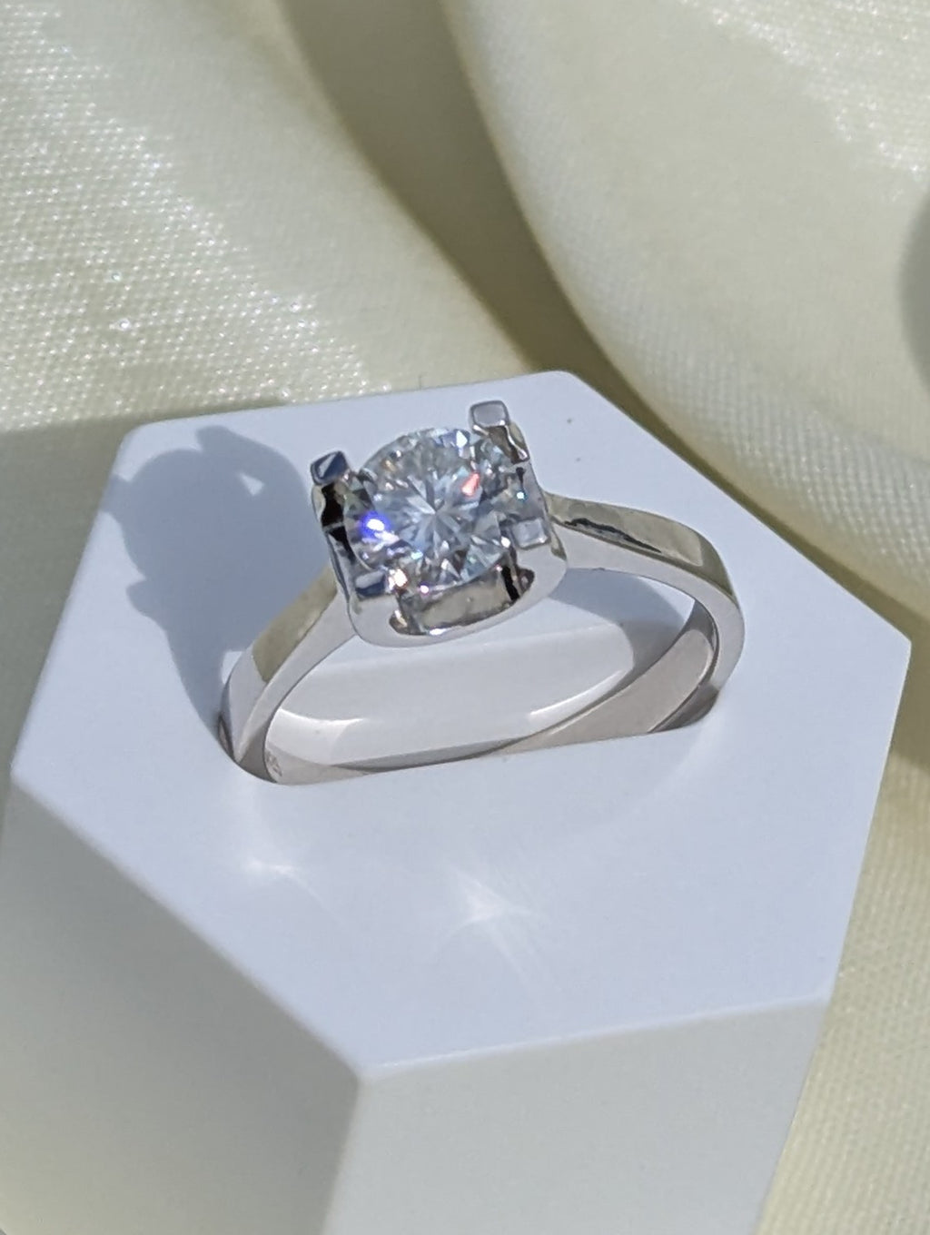 Luma solitärring i moissanite — klassisk förlovningsring i sterlingsilver med vitguldsplättering | Solea Jewelry