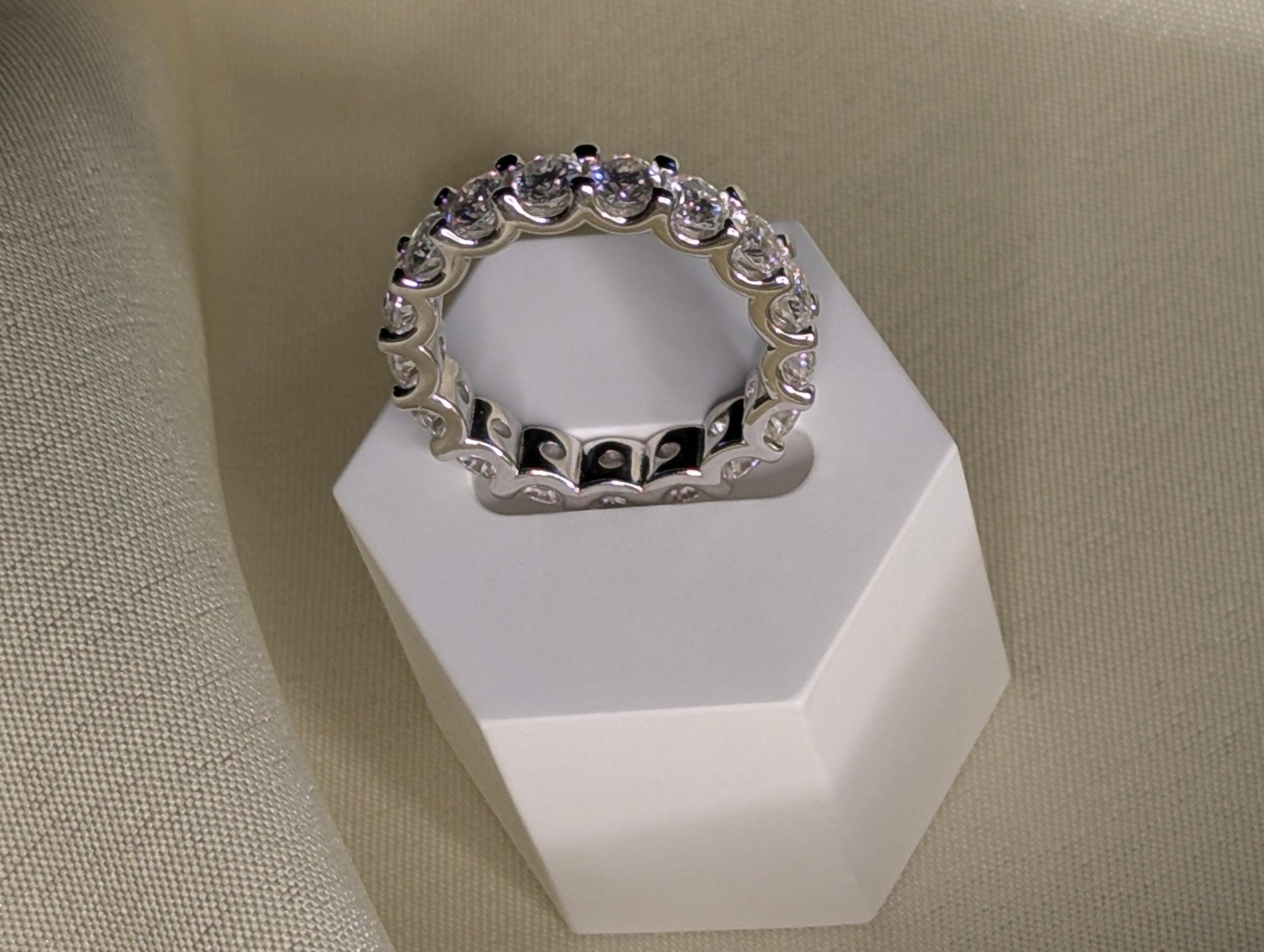 Solenne eternitetsband med runda moissanitestenar, 4 ct, 925 sterlingsilver