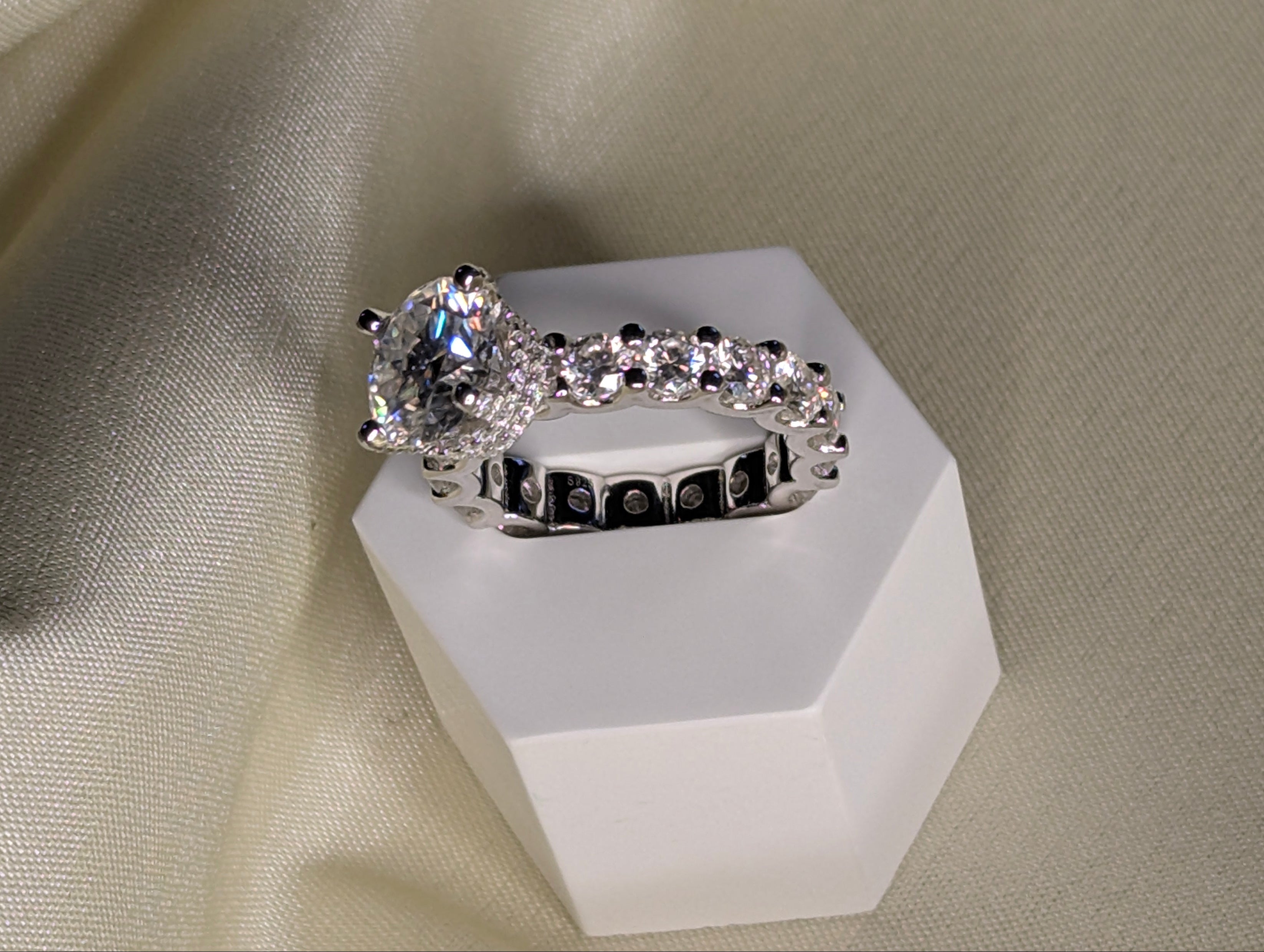 Solenne förlovningsring med oval moissanite och helstensaxel, 7 ct, 925 sterlingsilver