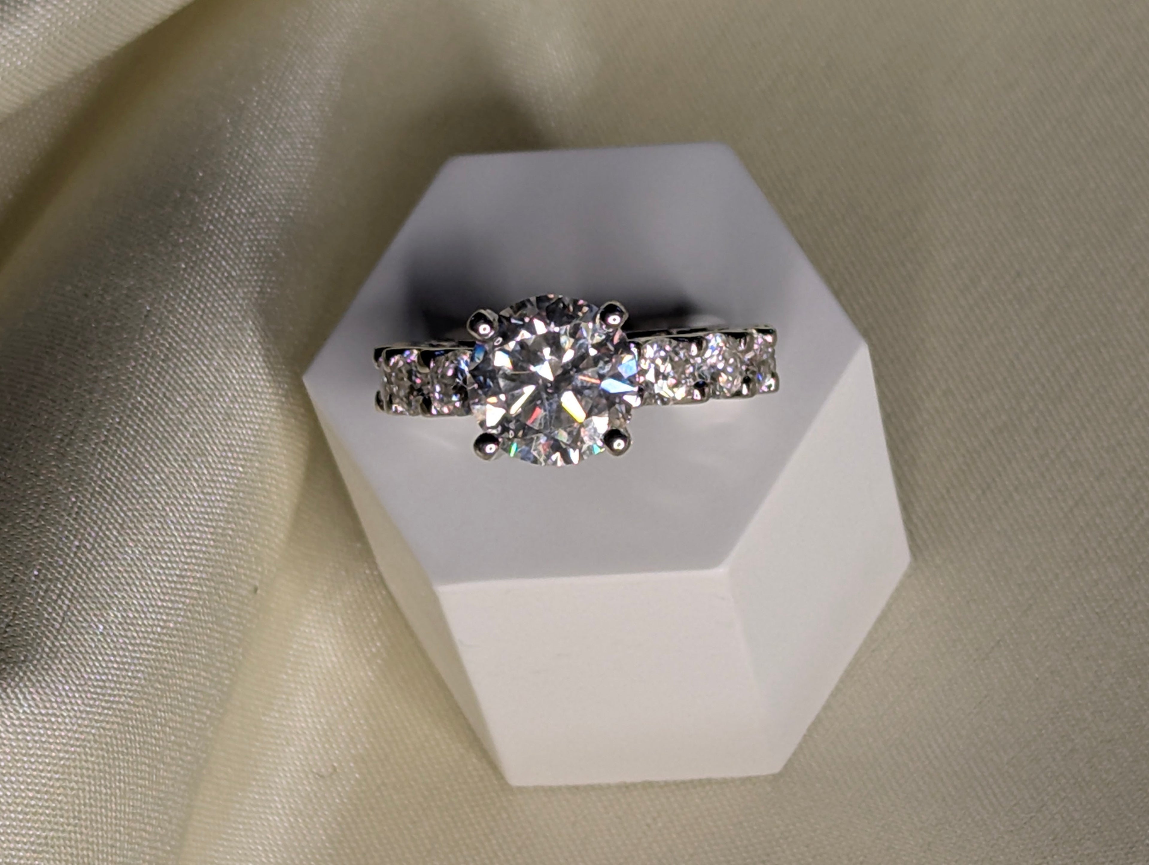 Solenne förlovningsring med oval moissanite och helstensaxel, 7 ct, 925 sterlingsilver