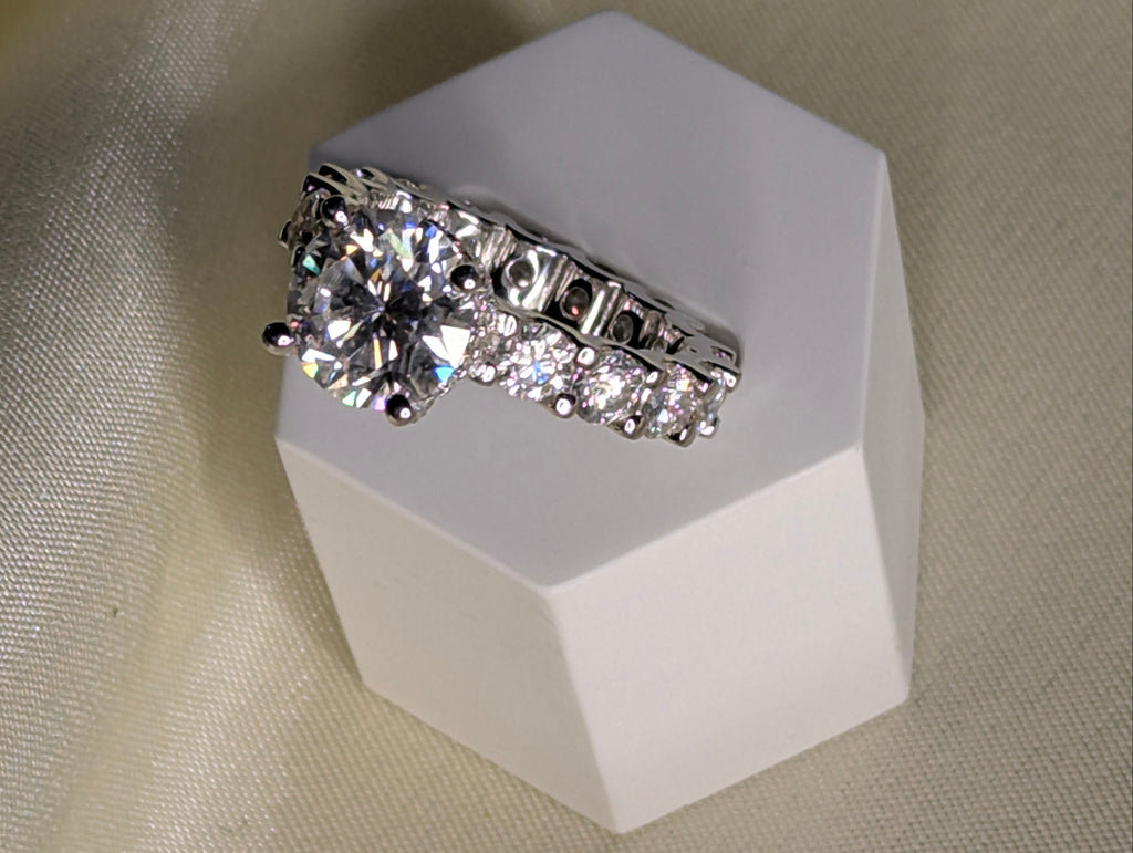 Solenne förlovningsring med oval moissanite och helstensaxel, 7 ct, 925 sterlingsilver